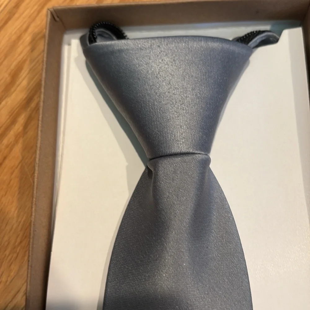 Spring Motion Boy’s gray satin tie